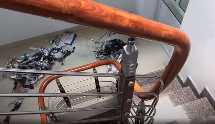 Làm mẫu cầu thang xoắn inox tay gỗ hiện đại cho chủ nhà
