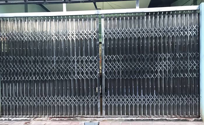 Mẫu cửa xếp nhà xưởng làm bằng inox sáng bóng sang trọng
