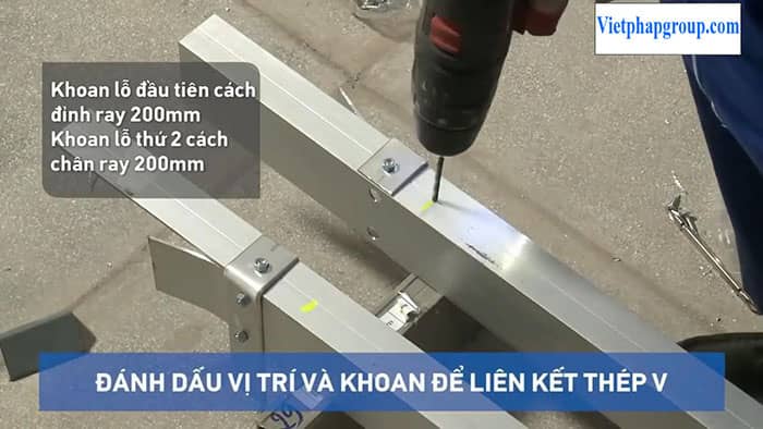 Khoan lỗ liên kết thép V lắp đặt cửa cuốn