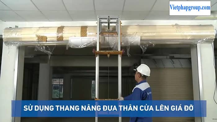 Cách lắp đặt cửa cuốn sử dụng thang nâng cửa