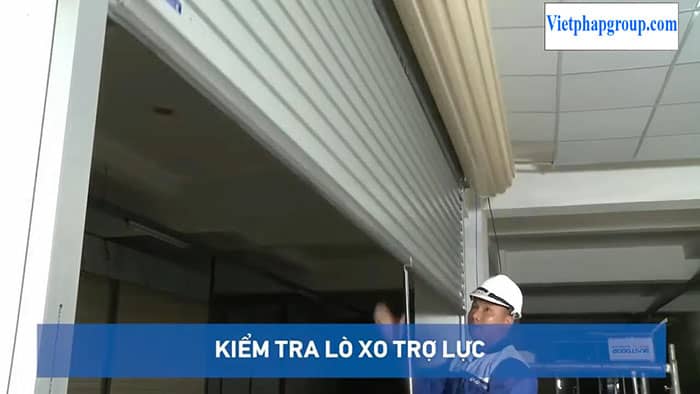 Cách lắp cửa cuốn tấm liền và kiểm tra lò xo trợ lực