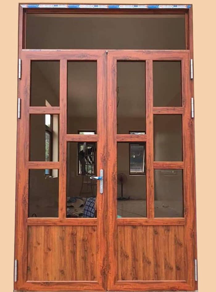 Cửa nhôm việt pháp hệ 4400 màu vân gỗ mở quay 2 cánh ra ban công