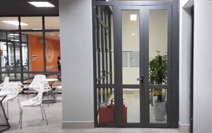 Cửa nhôm việt pháp hệ 450 màu ghi nhà hàng đẹp ấn tượng