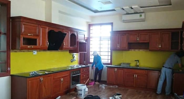 Kính bếp hải long màu vàng chanh đẹp sang cho người mệnh Kim