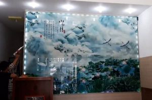Mẫu kính ốp tường sơn màu đẹp ấn tượng cho phòng khách