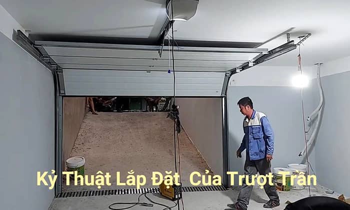 Kỹ thuật lắp đặt cửa cuốn trượt trần theo tiêu chuẩn