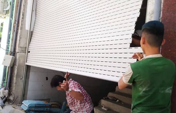 Lam cua cuon nhom gia re tai ha noi