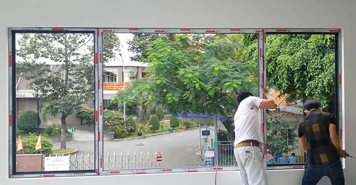 Lắp đặt cửa vách lùa nhôm xingfa màu đen sang trọng