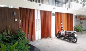 Mẫu cổng công ty sơn giả gỗ mở quay đẹp sang trọng
