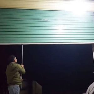 Mẫu cửa cuốn kéo tay màu xanh ngọc và vàng kem