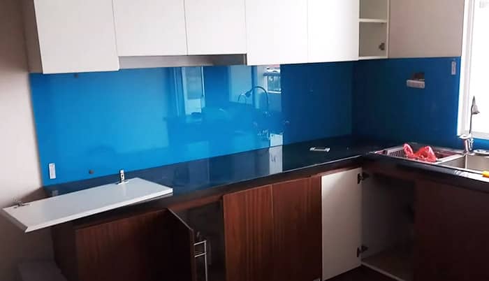 Màu kính bếp xanh nước biển đẹp đẳng cấp