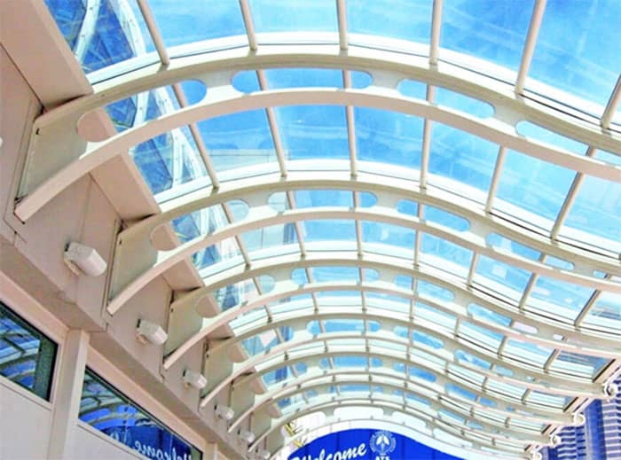 Mẫu mái che cong bằng tấm lợp polycarbonate đẹp ấn tượng