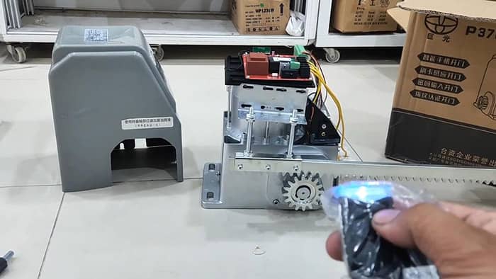 Mẫu mô tơ cổng trượt thanh răng điều khiển từ xa hiện đại