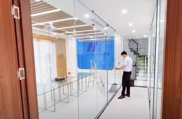 Thi công vách kính văn phòng cường lực đẹp sang trọng