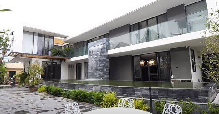 Ngôi nhà đẹp sang trọng có mặt tiền rộng lớn