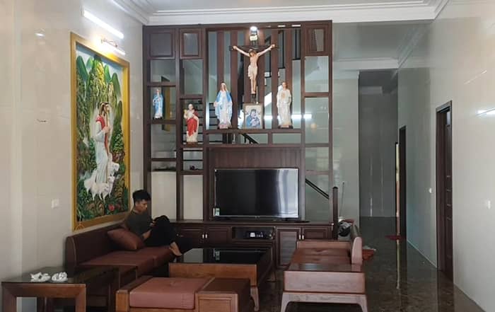 Mẫu nội thất phòng khách đẹp sử dụng vách ngăn kệ nhôm kính