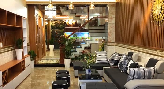 Phòng khách nhà hẹp được bày biện trang trí đẹp
