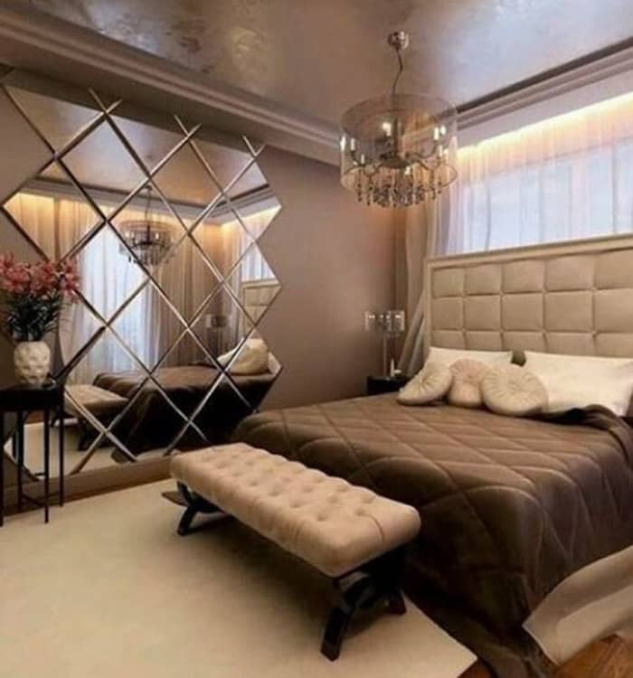Dán gương trang trí soi toàn thân cho phòng ngủ giúp mở rộng không gian