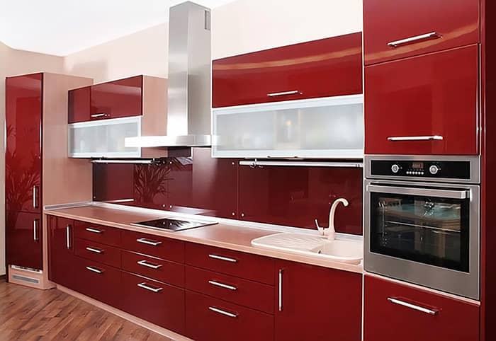 Không gian phòng bếp bừng sắc đỏ của kính màu