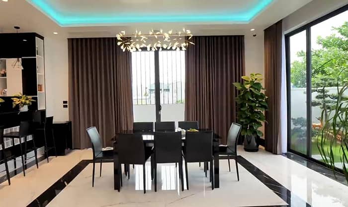 Mẫu bếp sân vườn đẹp hiên đại lắp 2 bộ cửa lùa nhôm kính xingfa lấy thoáng