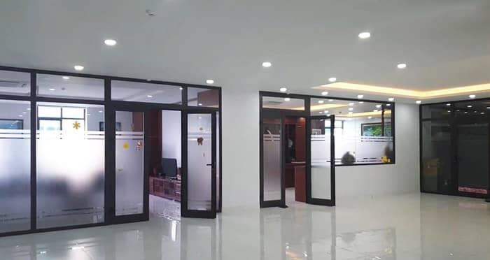 Mau vach ngan mang lai su sang trong va dang cap cho van phong lam viec