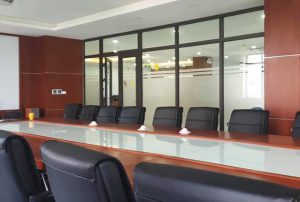 Vách ngăn văn phòng bằng cửa nhôm kính xingfa sang trọng