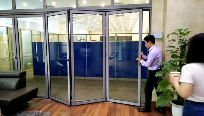 Mẫu vách ngăn văn phòng bằng cửa nhôm kính xếp trượt hiện đại