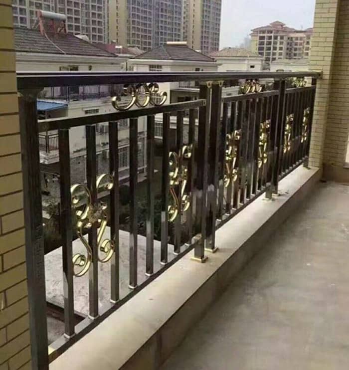 Mẫu lan can inox màu đen luôn tạo điểm nhấn mạnh mẽ cho ngôi nhà