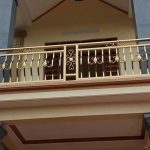 Mẫu lan can inox màu vàng đẹp hiện đại cho mặt tiền nhà sang trọng