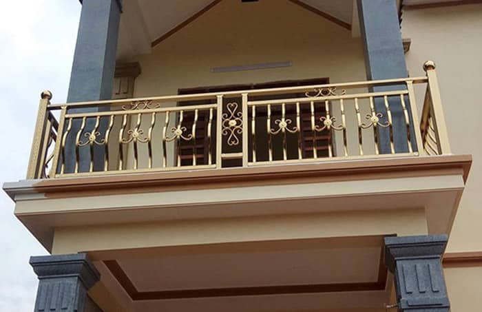Mẫu lan can inox màu vàng đẹp hiện đại cho mặt tiền nhà sang trọng