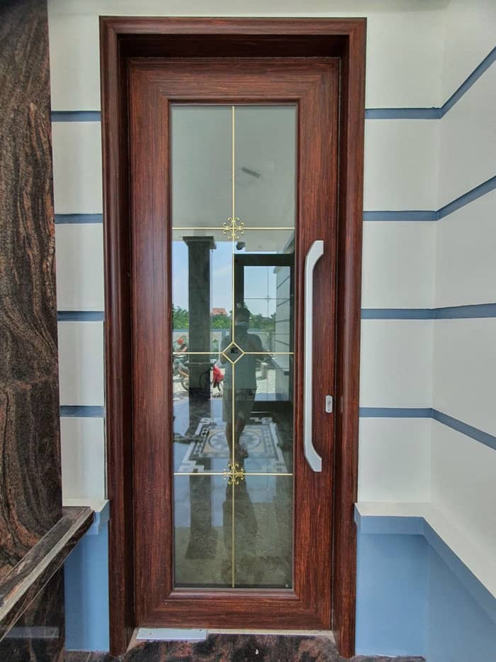 Cửa thủy lực khung nhôm Queenviet