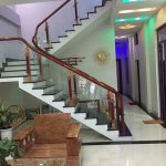 Mẫu tay vịn cầu thang từ kính trắng trong sáng đẹp và gỗ