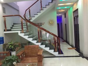 Mẫu tay vịn cầu thang từ kính trắng trong sáng đẹp và gỗ