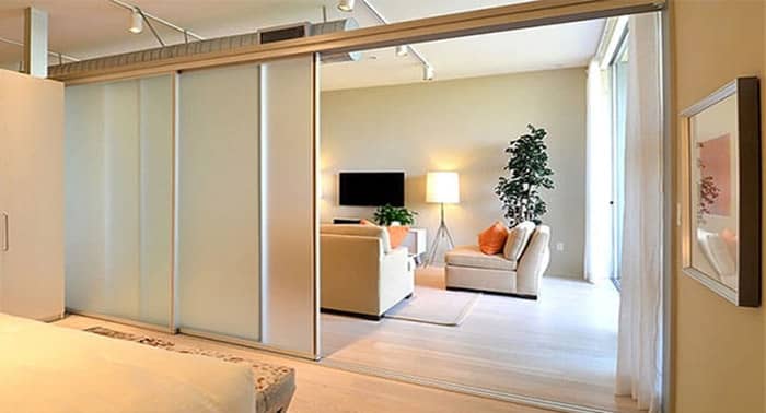 Tấm vách ngăn phòng bằng kính mờ phù hợp cho không gian phòng ngủ
