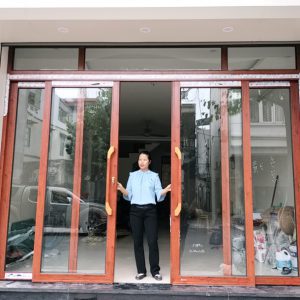 Cửa trượt quay nhôm màu vân gỗ mặt tiền nhà đẹp