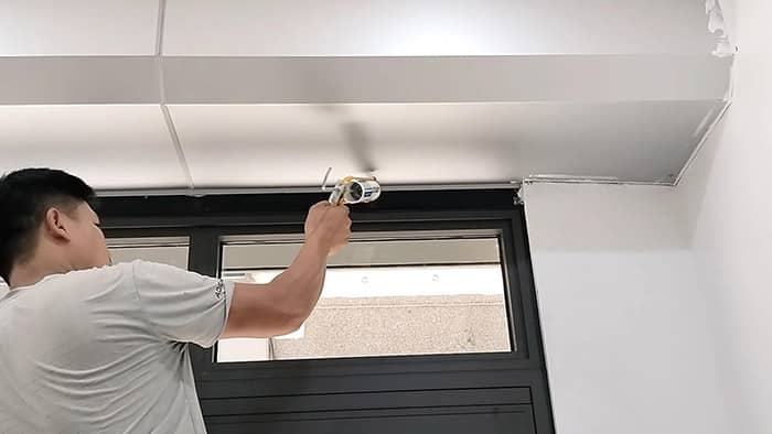 Bơm keo silicone hoàn thiện cửa trượt quay
