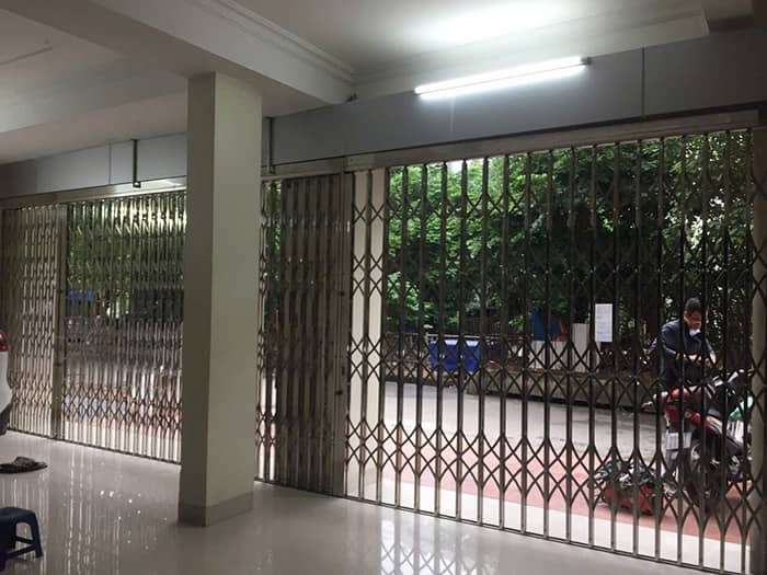 Lắp cửa xếp inox không lá gió có khóa vân tay