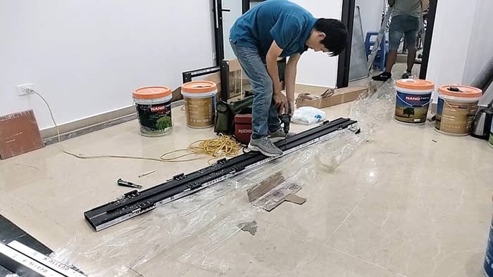 Khoan bat lo vit tren khung bao cua