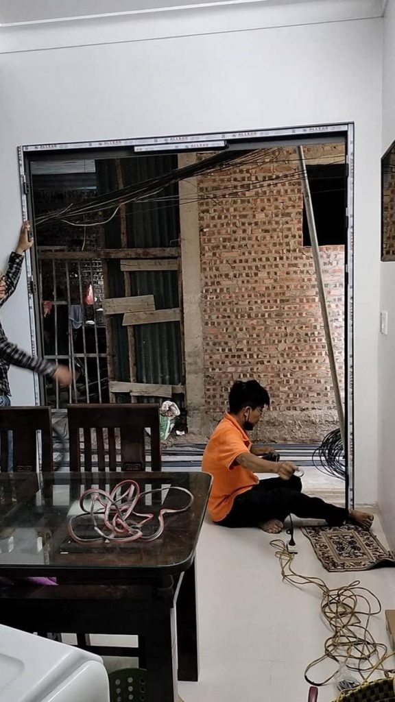 Lap dung khung cua truot quay 3 canh