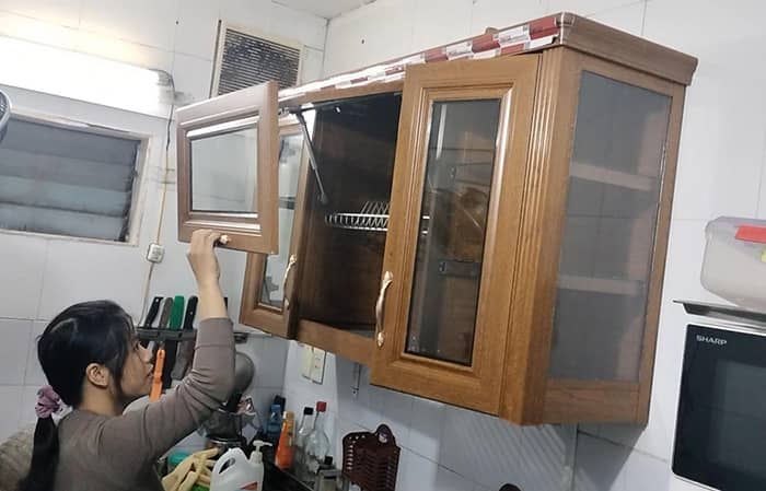 Chọn tủ bếp nhôm kính cho nhà nhỏ giúp tiết kiệm không gian