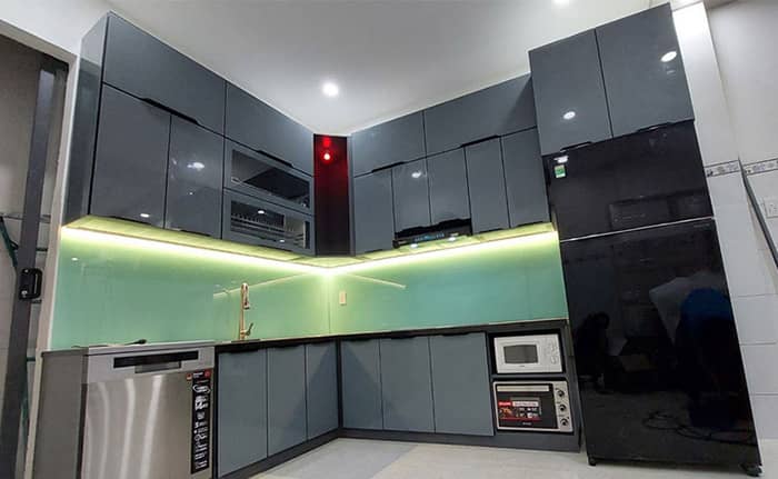 Mẫu tủ bếp có màu sắc kính đẹp hợp phong thủy