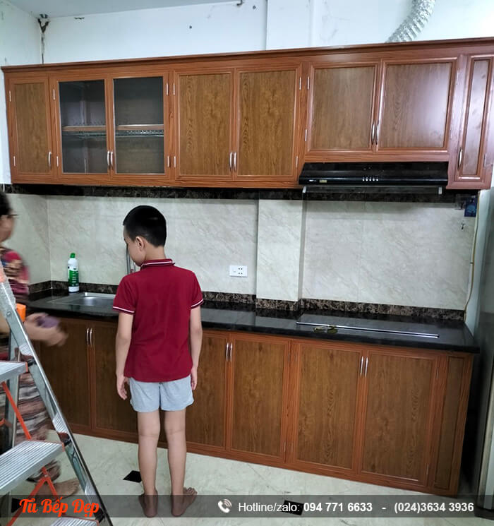 Tủ bếp nhôm kính cho nhà nhỏ hình chữ I đẹp