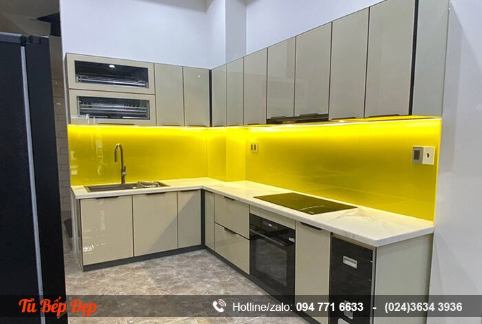 Mẫu tủ bếp hợp kim nhôm cánh kính đẹp hiện đại