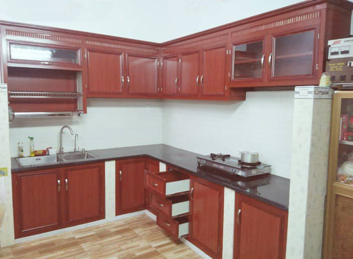 Tủ bếp nhôm với thiết kế sử dụng vân gỗ đậm