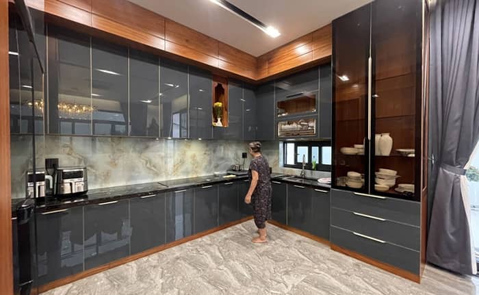 Tủ bếp hợp kim nhôm cánh kính màu ghi xám đẹp nổi bật