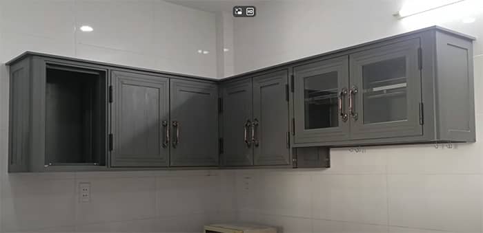 Tủ bếp bằng nhôm xingfa treo tường rất chắc chắn