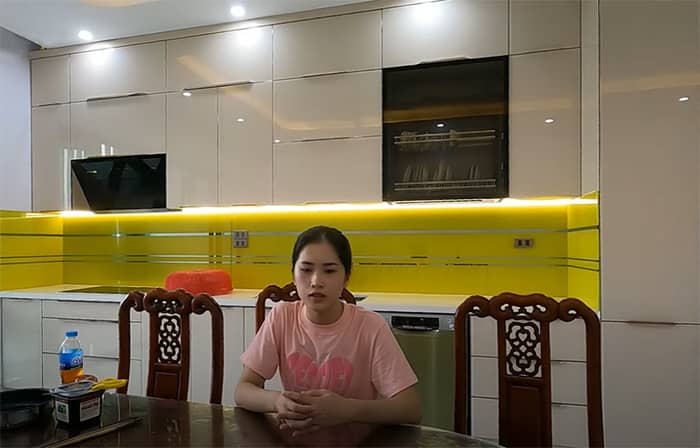 Mẫu tủ bếp nhôm cánh kính cường lực đẹp thiết kế hiện đại tiện nghi
