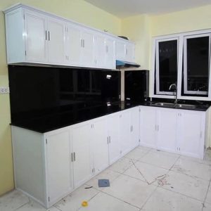 Tủ nhôm treo tường nhà bếp có tông màu trắng sáng đẹp