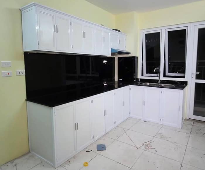 Tủ nhôm treo tường nhà bếp có tông màu trắng sáng đẹp