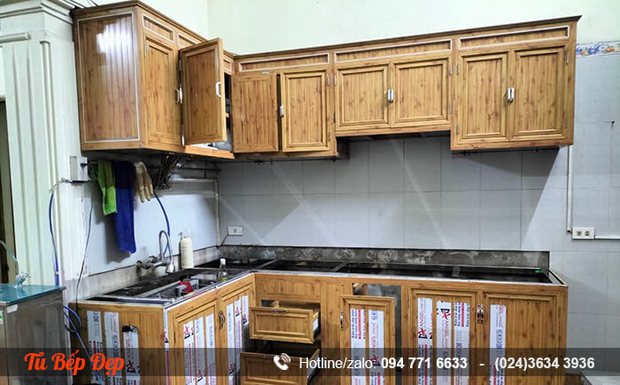 Tủ bếp chữ L nhôm màu gỗ thông đẹp sáng